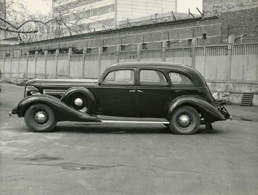Шесть фотографий автомобилей ГАЗ-М1, ЗИС-101, ЗИС-110. [Середина 1970-х гг.].